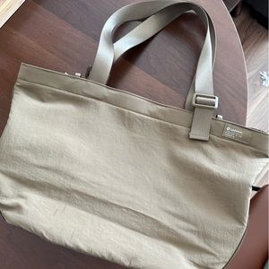 lululemon Clean Lines Tote Bag 22L